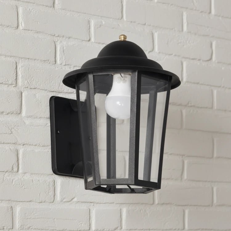 Farol de hierro hexagonal negro para exterior. Ideal para iluminar porches o jardines.