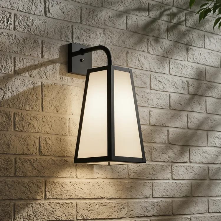 Farol de pared TERUEL de hierro, estilo vintage para exterior. Ilumina tu espacio con este diseño de 40 cm de altura.