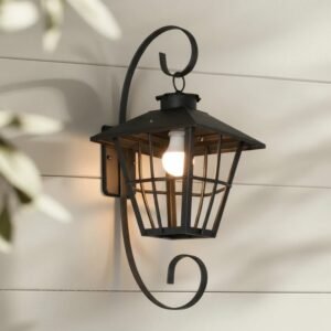 Farol de hierro colonial para exterior. Ilumina pasillos con estilo vintage.
