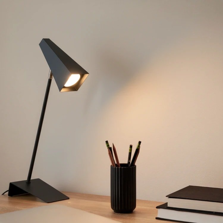 Lámpara de mesa ALTEA negra de metal, estilo moderno, ideal para dormitorio u oficina.
