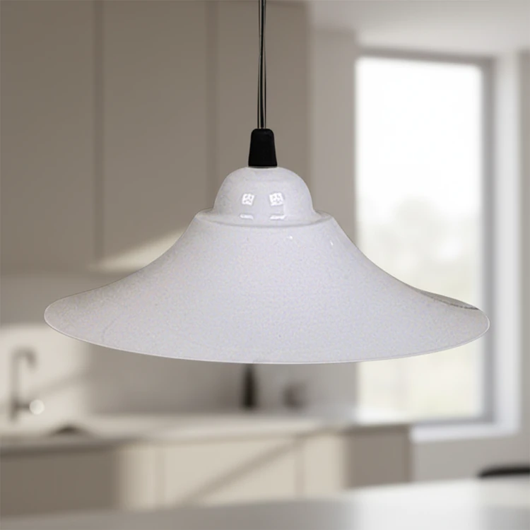 Colgante de chapa blanca de 22 cm de di ámetro, ideal para iluminar cocinas y dormitorios.