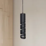 Lámpara colgante negra TUBO 4, diseño moderno ideal para cocina, comedor o dormitorio.