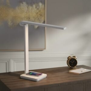 Lámpara de escritorio LED blanca con carga inalámbrica y puerto USB, ideal para dormitorio, estudio u oficina.