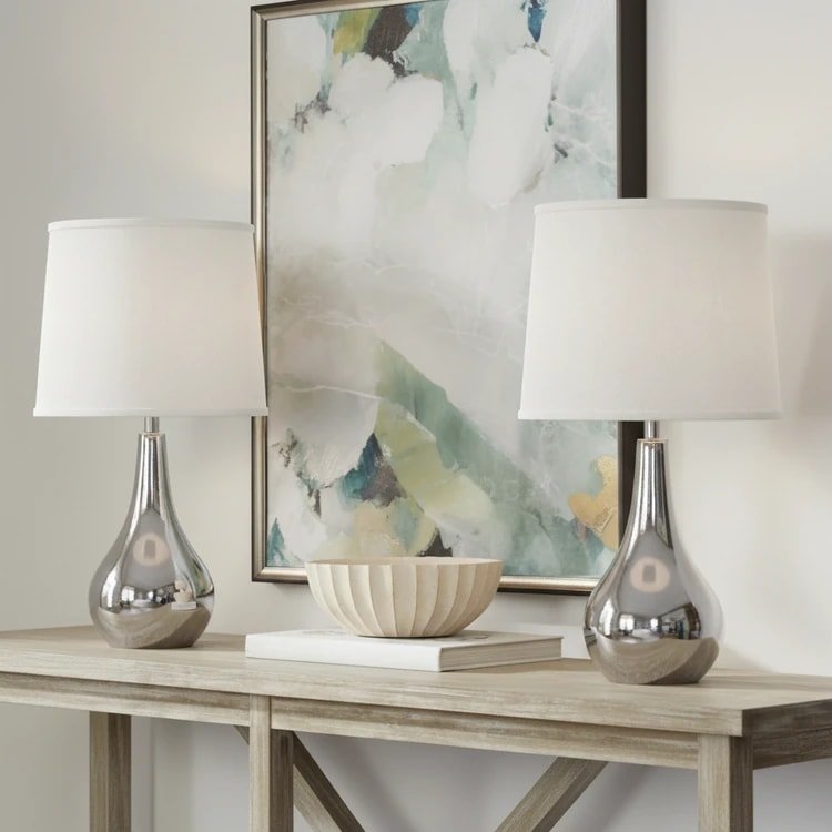 Velador Botell3n moderno de metal cromado con pantalla de lino, ideal para dormitorio, living o estudio.