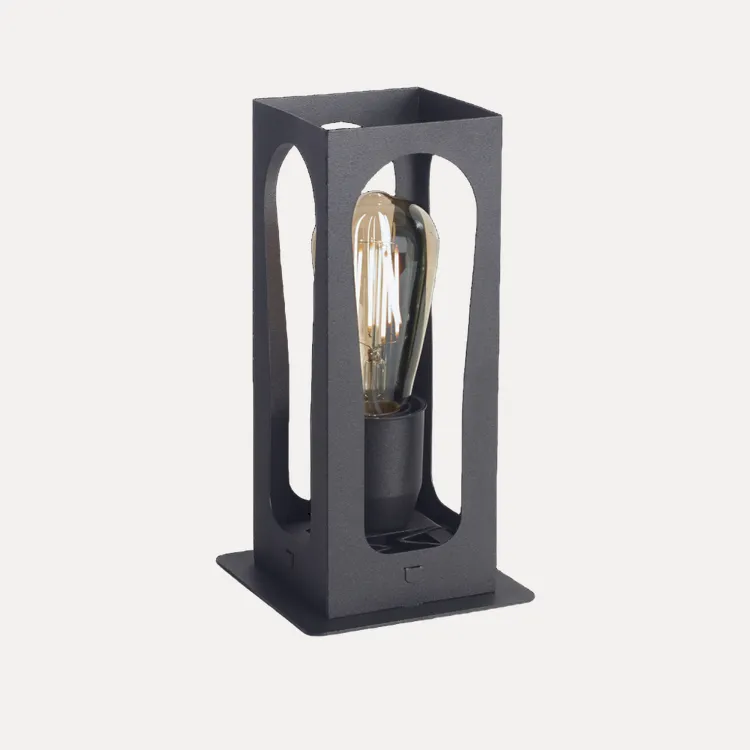 Velador FANO de estilo moderno, ideal para dormitorio o living. Diseño de metal color negro con una ampolleta decorativa.