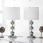 Velador moderno con esferas cromadas y pantalla blanca. Ideal para dormitorio, living o estudio.