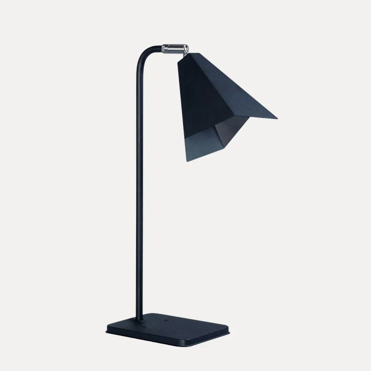 Lámpara de mesa TRAPANI de estilo moderno, con pantalla de chapa de acero color negro. Ideal para dormitorio, living u oficina.