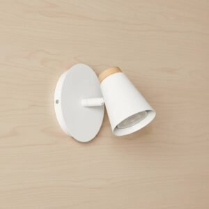 Aplique de pared blanco moderno con detalle de madera, base redonda de 12cm, sobre fondo de madera clara.