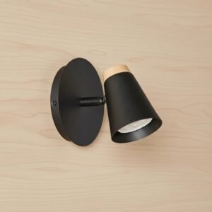 Aplique de pared moderno en acero negro con detalle de madera, base redonda y foco cónico, ideal para interior.