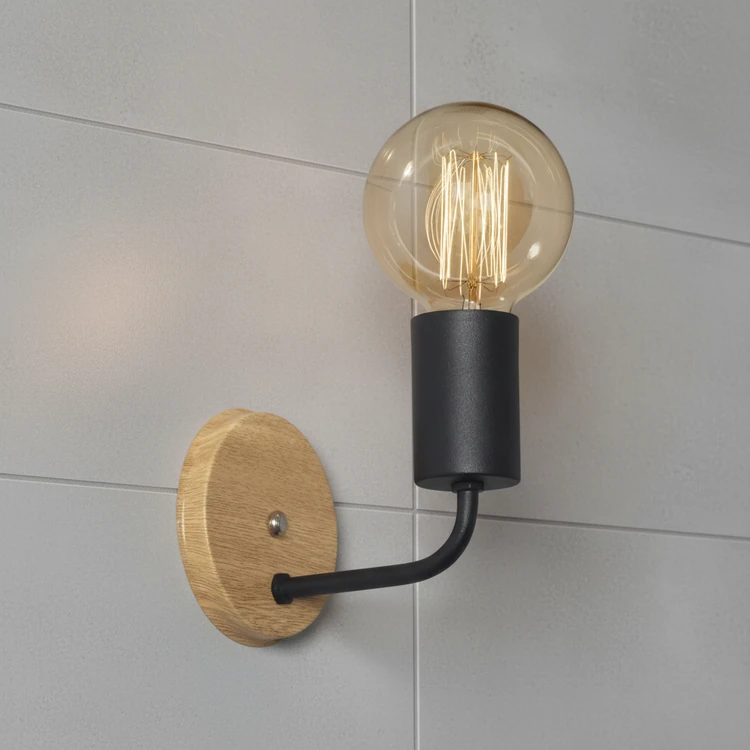 Aplique de pared moderno IMOLA de madera con brazo negro y bombilla Edison, ideal para dormitorio o living.