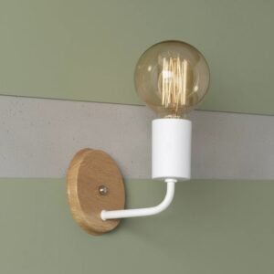 Aplique de pared IMOLA moderno con base de madera clara y brazo blanco. Iluminación interior con bombilla vintage visible.