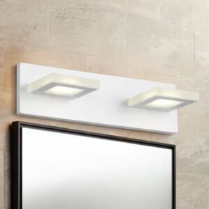 Aplique LED blanco moderno de metal 10W con luz cálida, instalado sobre un espejo en un baño.