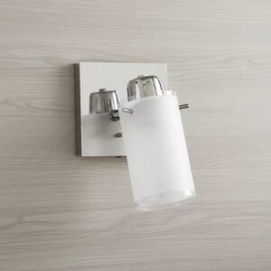 Aplique de pared moderno con base cromada y tulipa satinada de vidrio, ideal para interior.