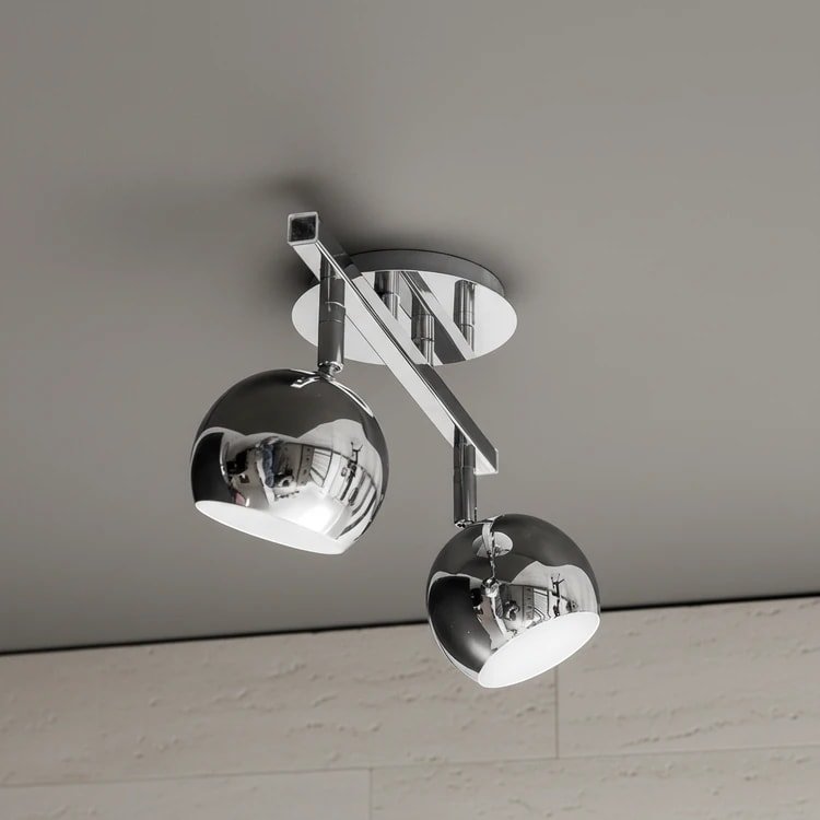 Aplique de techo moderno con dos bochas cromadas de 9cm sobre barral de 30cm.