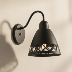 Aplique de pared VITORIA de metal negro estilo industrial con detalle calado, ideal para interiores.