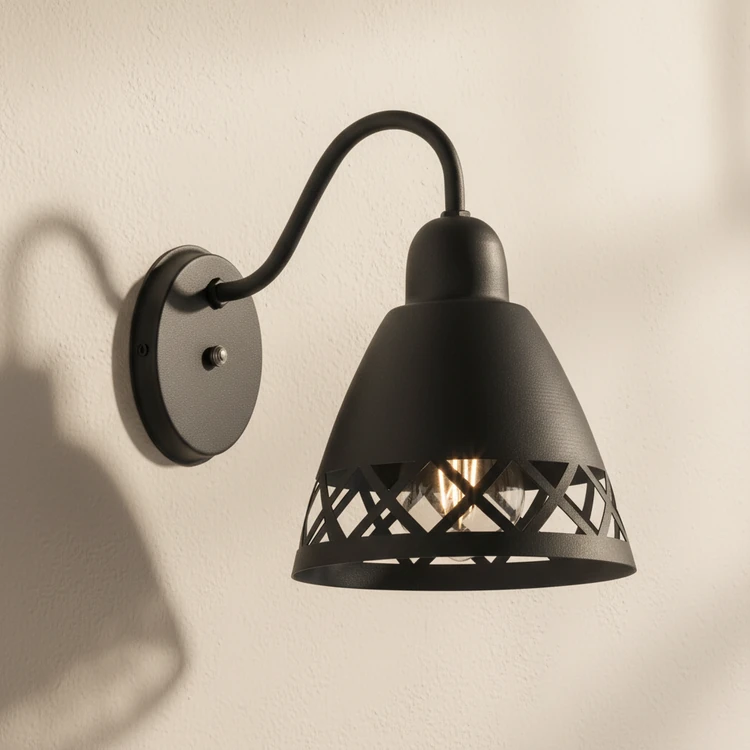 Aplique de pared VITORIA de metal negro estilo industrial con detalle calado, ideal para interiores.