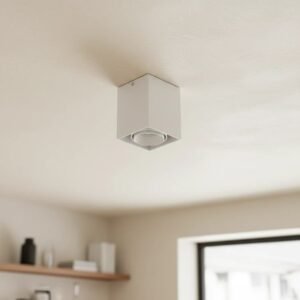 Plafón orientable GU10 de aluminio blanco 96x96mm instalado en techo interior moderno.