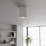 Plafón orientable GU10 de aluminio blanco en techo moderno para iluminación interior.