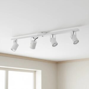 Aplique de techo blanco moderno con cuatro focos ajustables para iluminación interior.