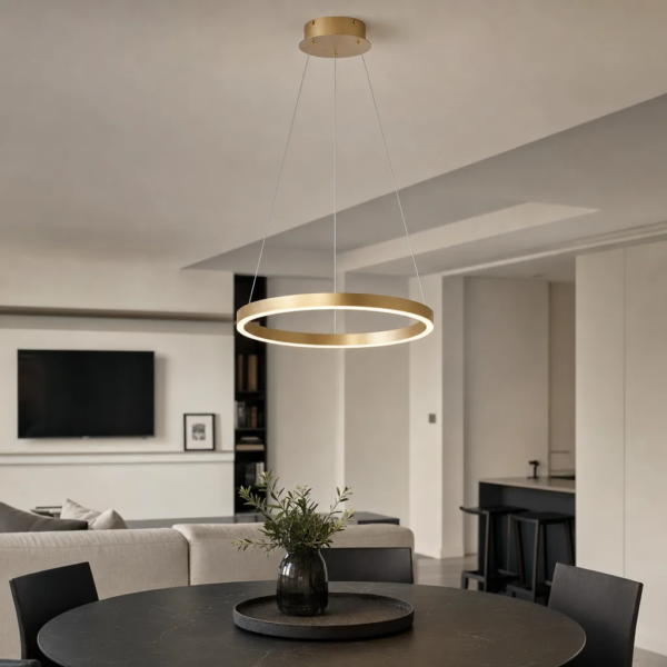 Colgante de anillo dorado LED Custonaci en un living comedor integrado estilo Palermo con luz natural