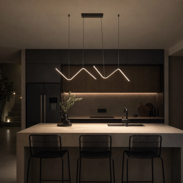 Alcamo | Colgante Metal Moderno Sofisticado Lineal Escultural LED sobre isla de cocina argentina, ambiente cálido de noche