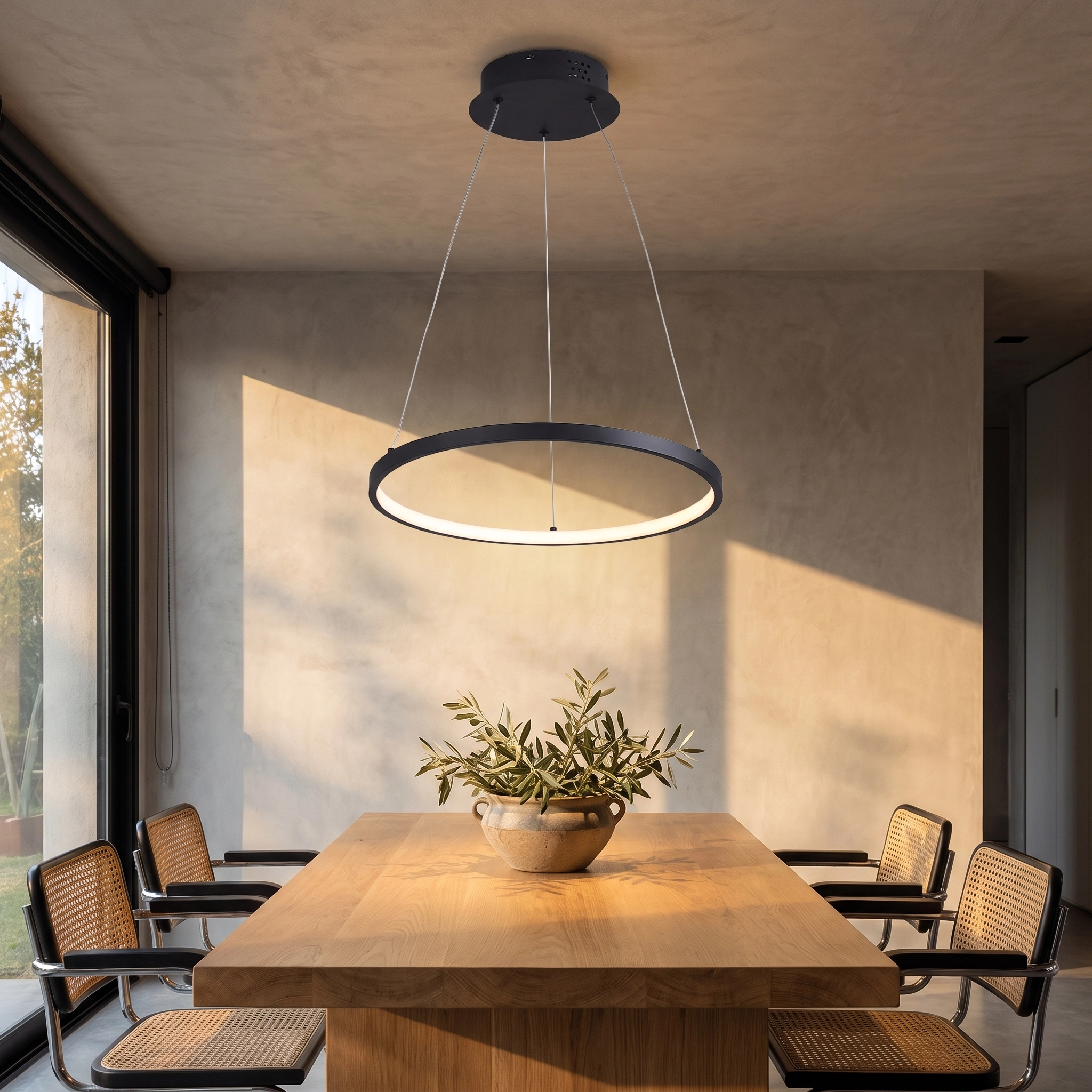 Faenza | Colgante Metal Contemporáneo Envolvente Anillo LED en comedor moderno argentino en golden hour