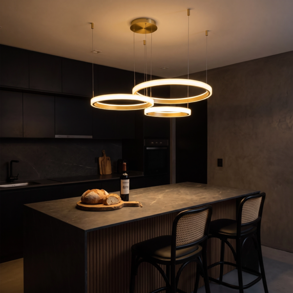 Follonica | Colgante Metal Contemporáneo Sofisticado Triple Anillo LED en cocina isla moderna argentina de noche